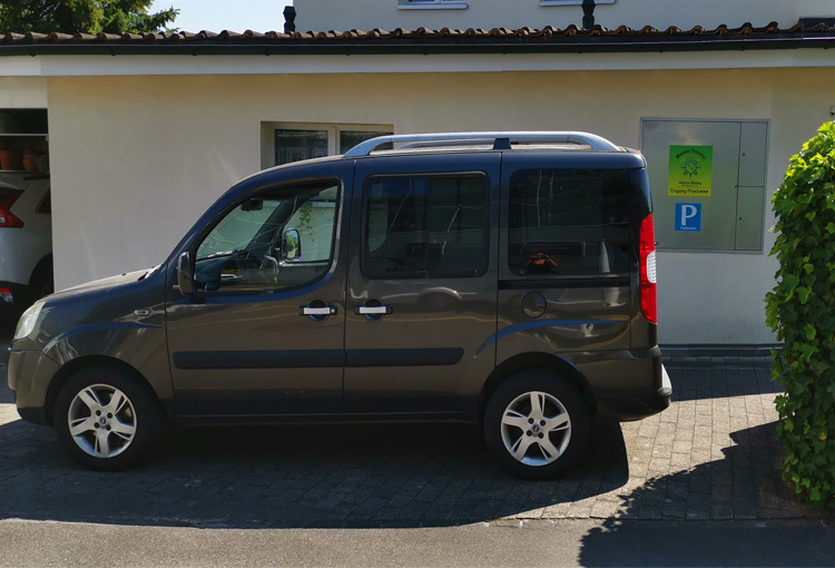 Parkplatz für Klienten vor der Praxis Massage Therapie Hüsing